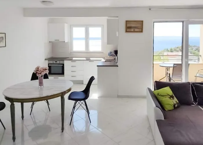 By The Sea With Pool Apartment *