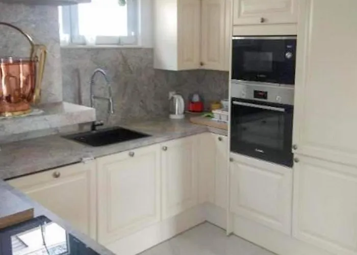 By The Sea With Pool Apartment Makarska