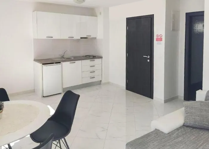 Apartment By The Sea With Pool Makarska