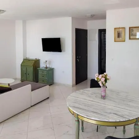 Appartement By The Sea With Pool *