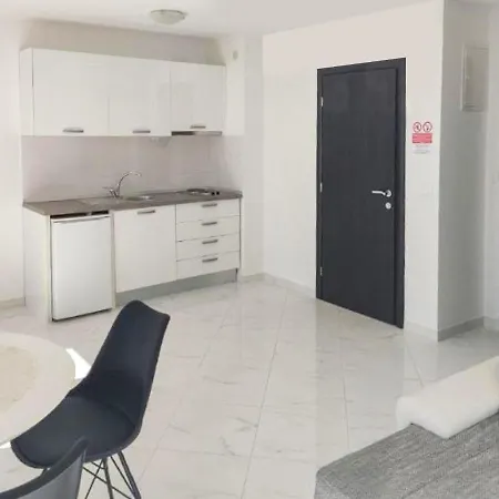 Appartement By The Sea With Pool Makarska